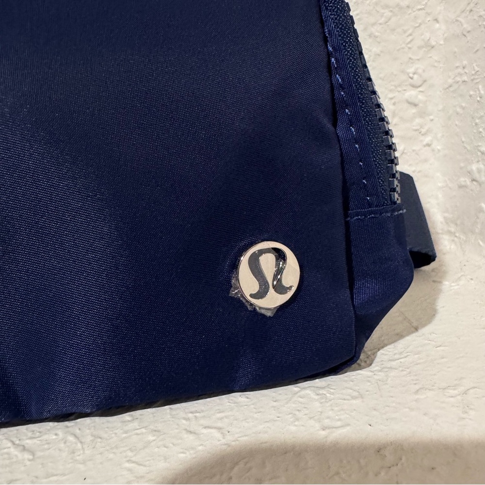NWT Lululemon Everywhere Belt Bag Large 2L Long Strap | Dark Navy - Picture 6 of 11